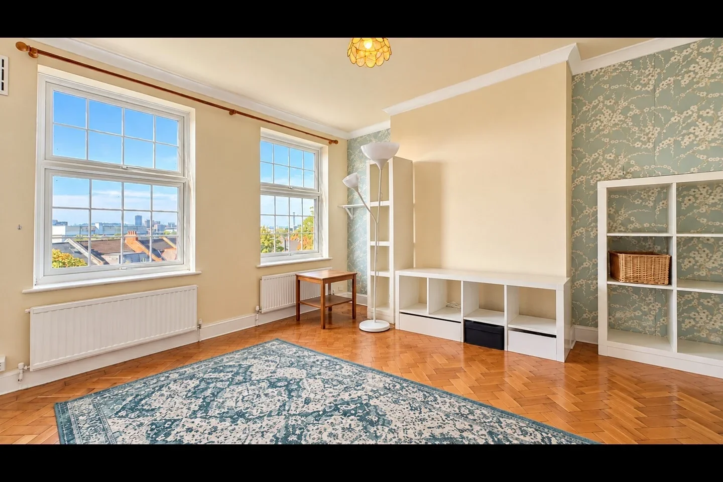 Flat Connaught Road in Greater London
