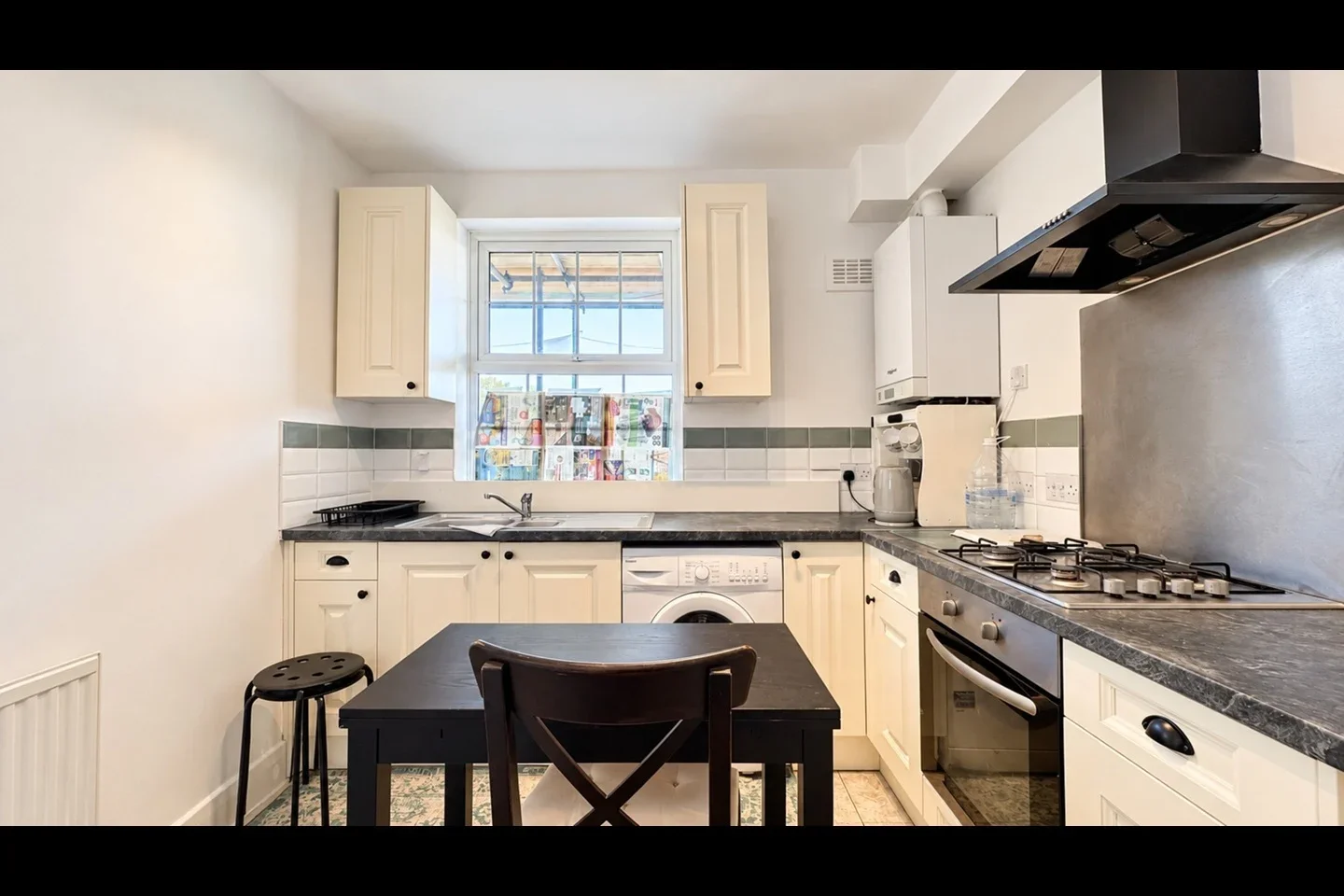 Flat Connaught Road in Greater London