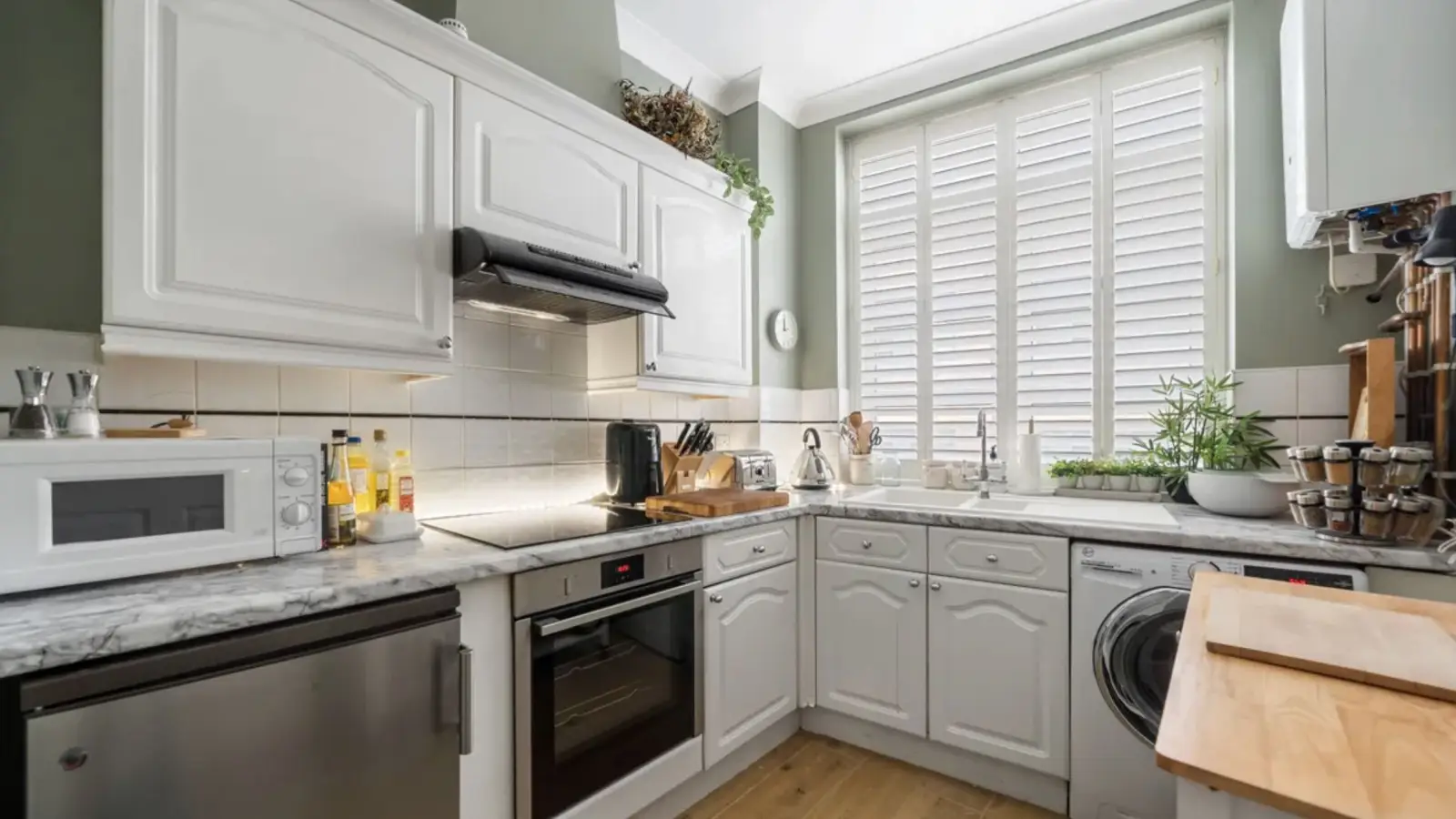 Flat Mulberry Street in Greater London