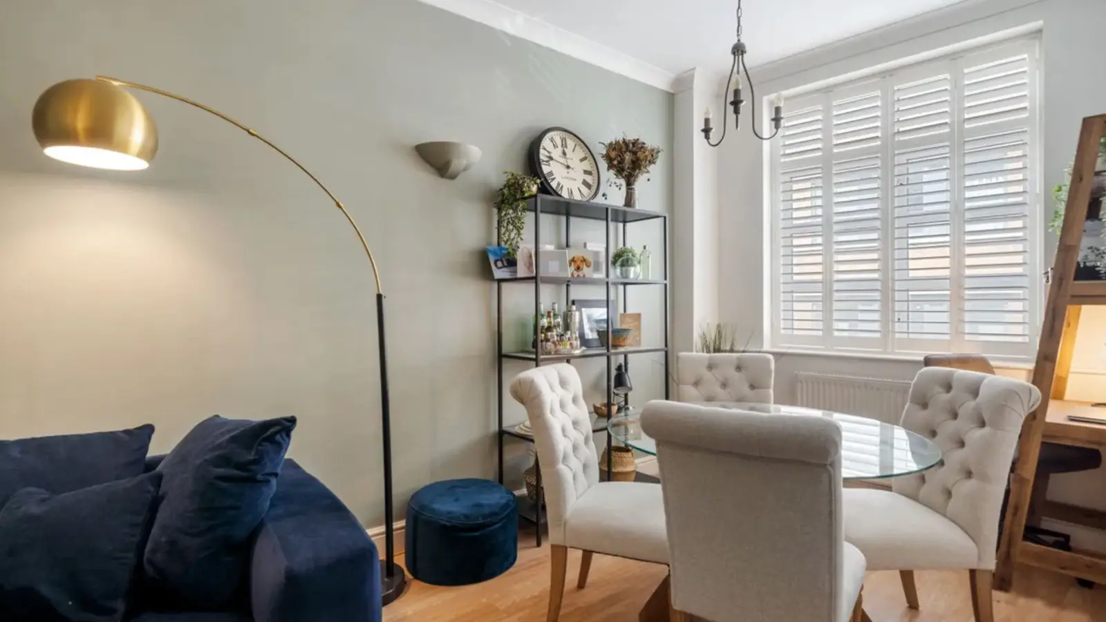 Flat Mulberry Street in Greater London