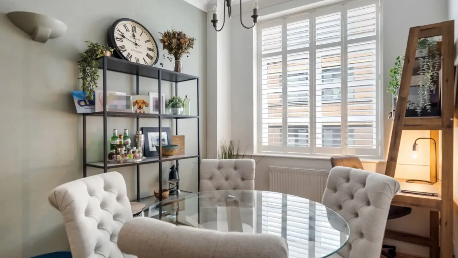 Flat Mulberry Street in Greater London