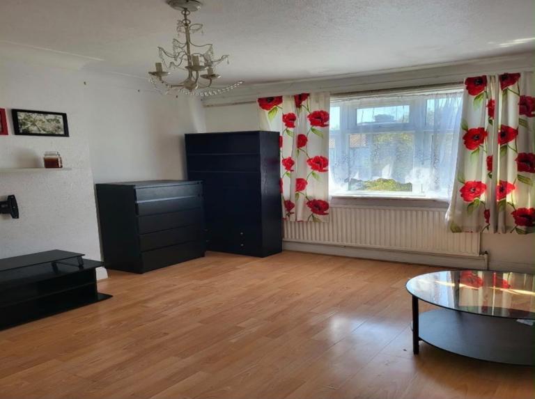 Flat Ellesmere Road in Greater London