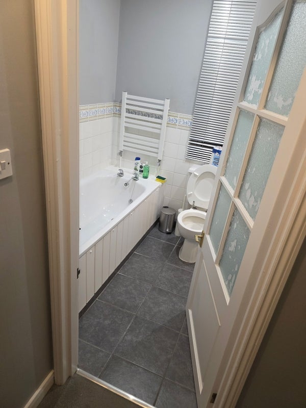 Room Seely Road in Greater London