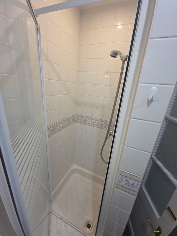 Room Seely Road in Greater London