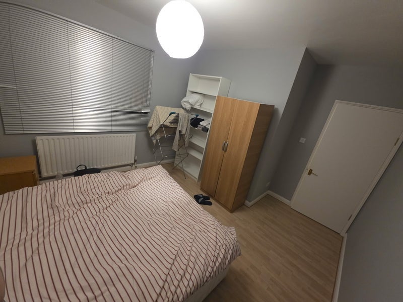 Room Seely Road in Greater London