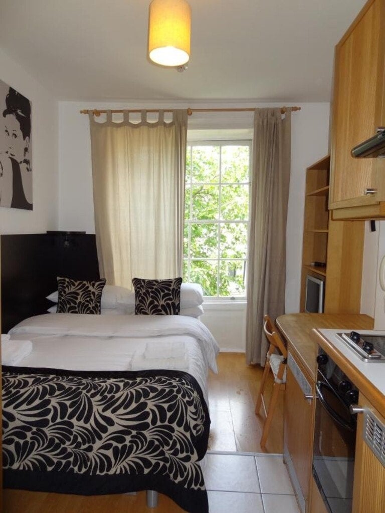 Flat Cartwright Gardens in Greater London