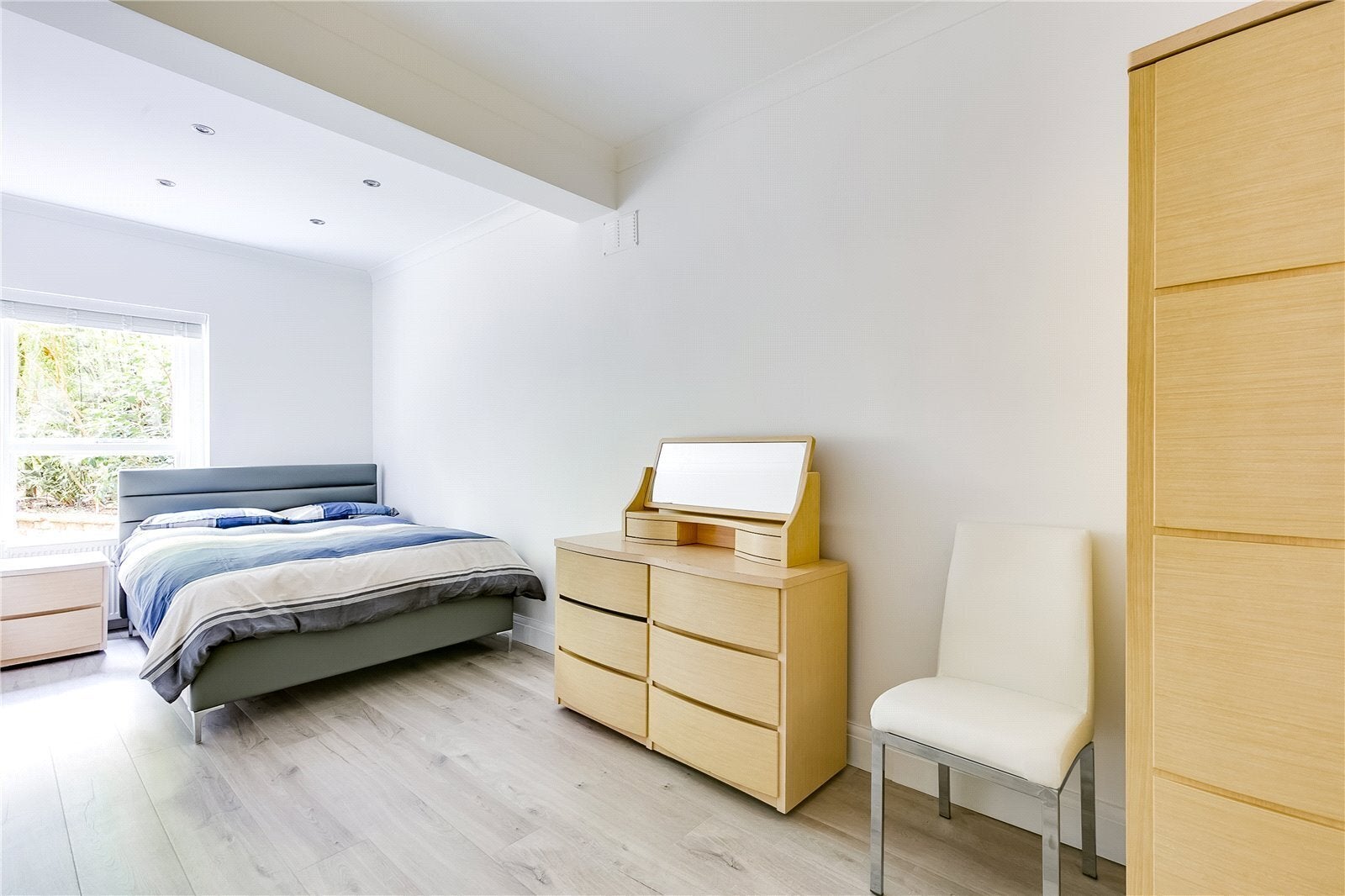 Flat Elgin Crescent in Greater London