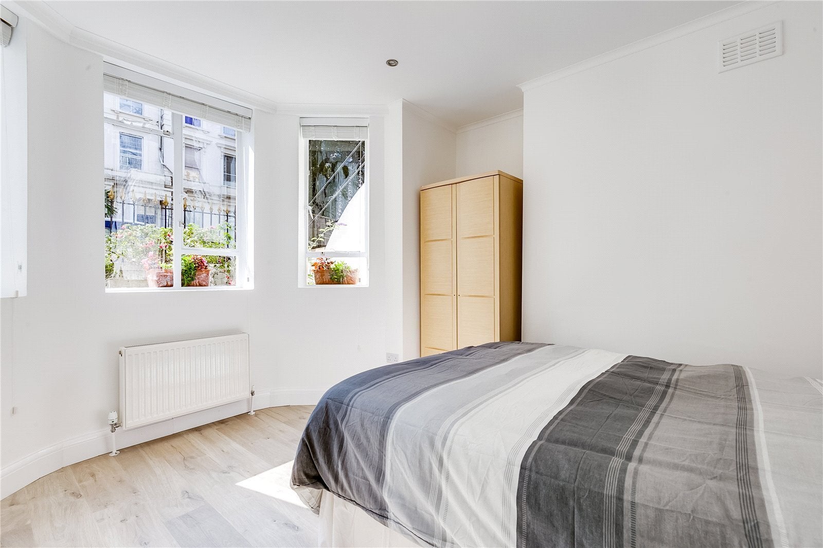 Flat Elgin Crescent in Greater London