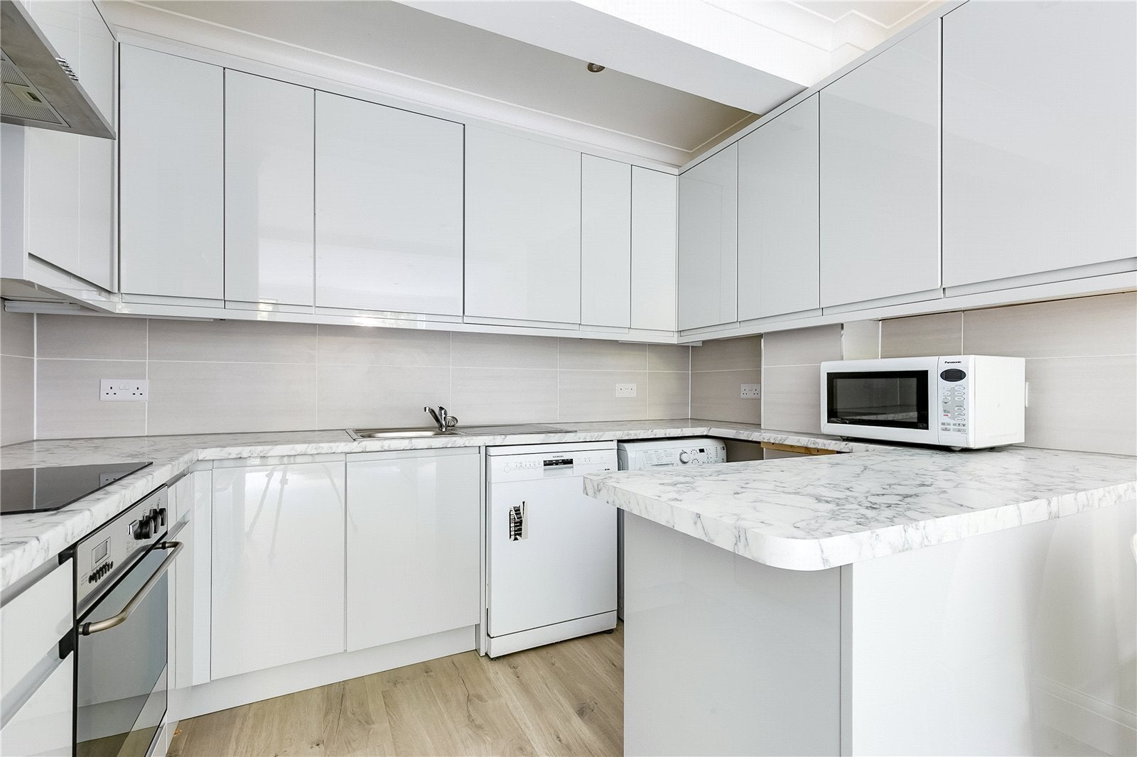 Flat Elgin Crescent in Greater London