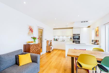Flat Balham New Road in Greater London
