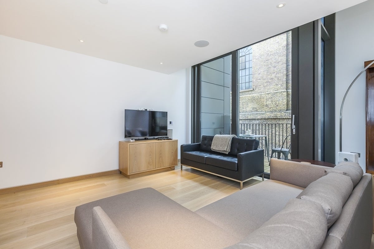 Flat Clink Street in Greater London