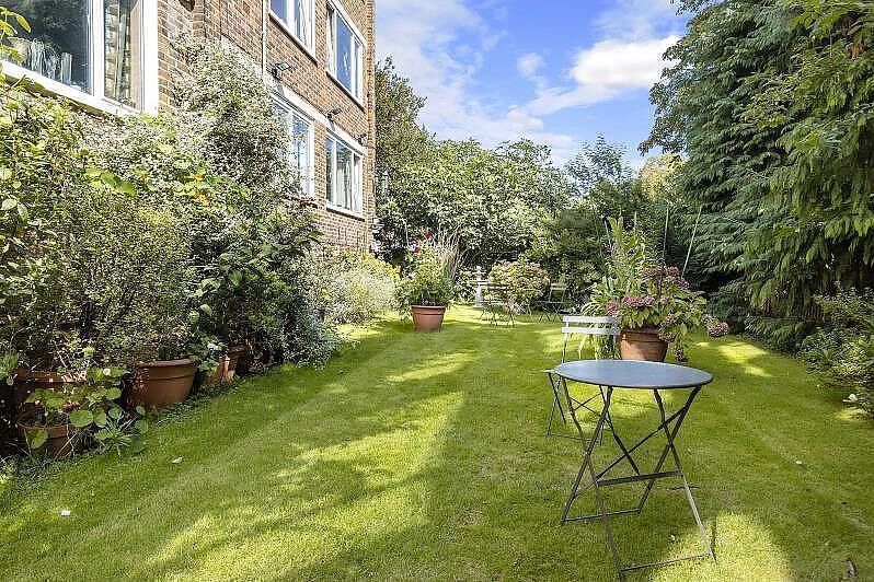 Flat Kersfield Road in Greater London