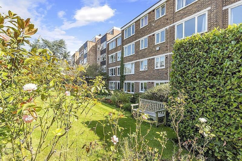 Flat Kersfield Road in Greater London
