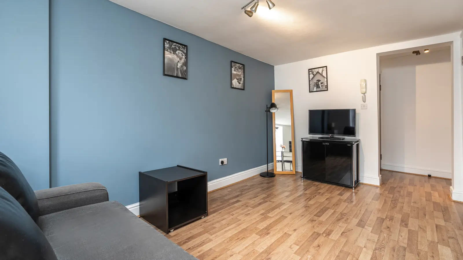 Flat St Martin's Close in Greater London