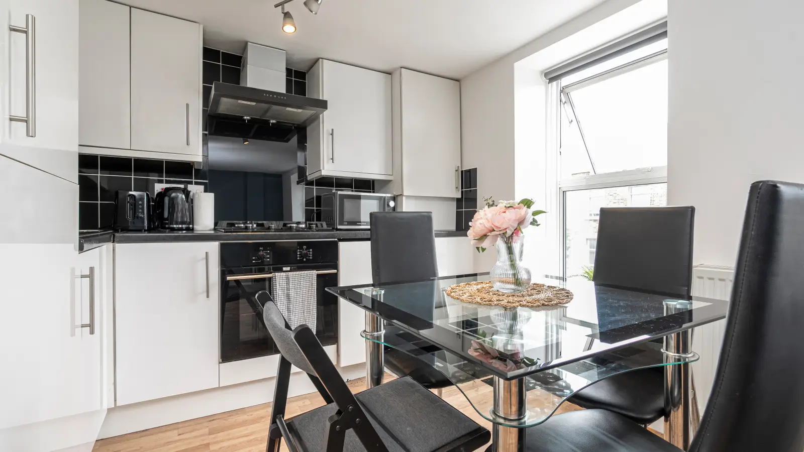 Flat St Martin's Close in Greater London