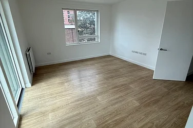 Flat Charlton Crescent in Greater London