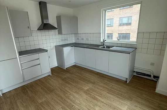 Flat Charlton Crescent in Greater London