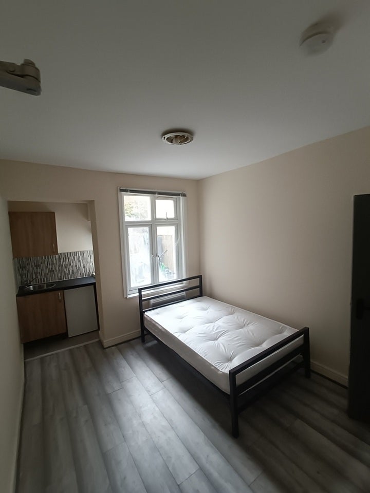 Room Marmadon Road in Greater London