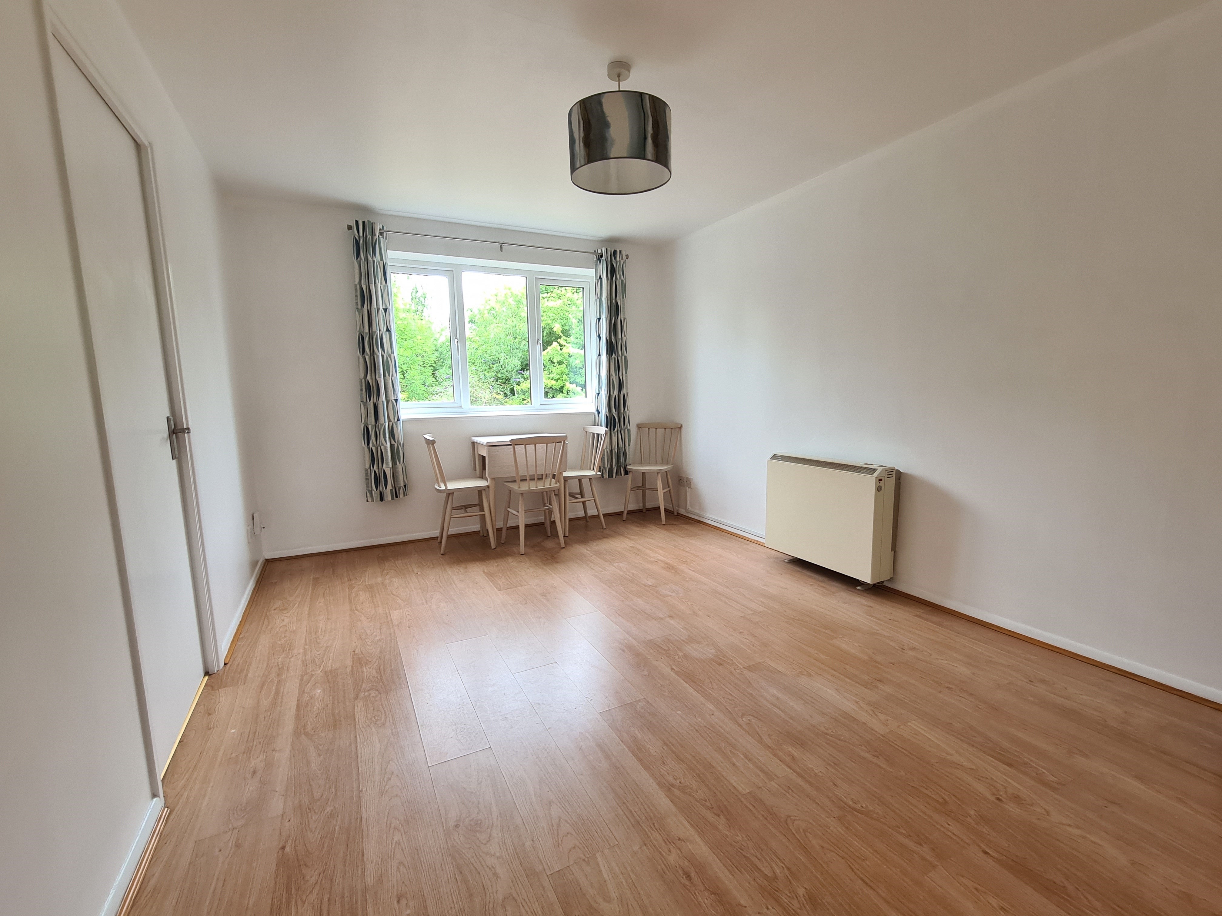 Flat Lowestoft Drive in Slough
