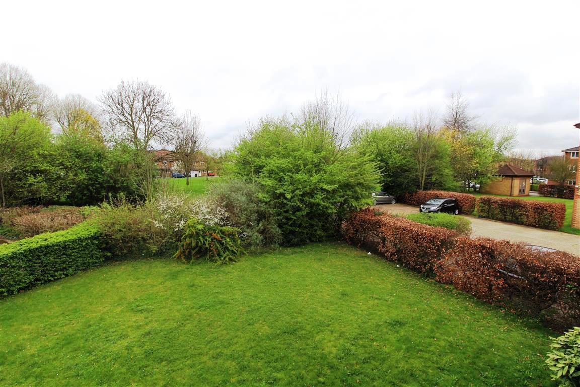 Flat Lowestoft Drive in Slough