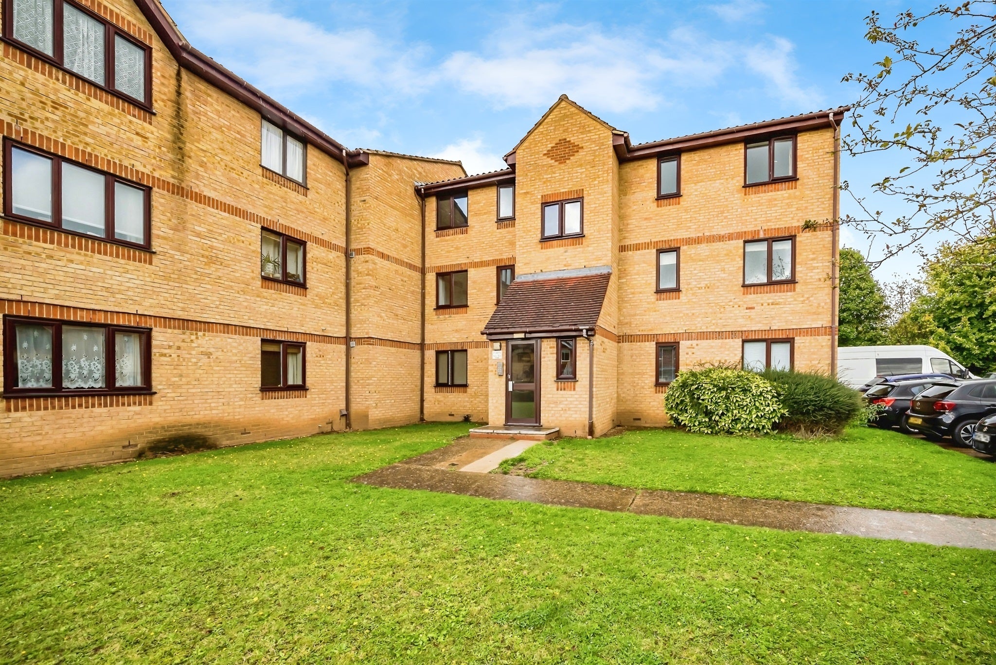 Flat Lowestoft Drive in Slough