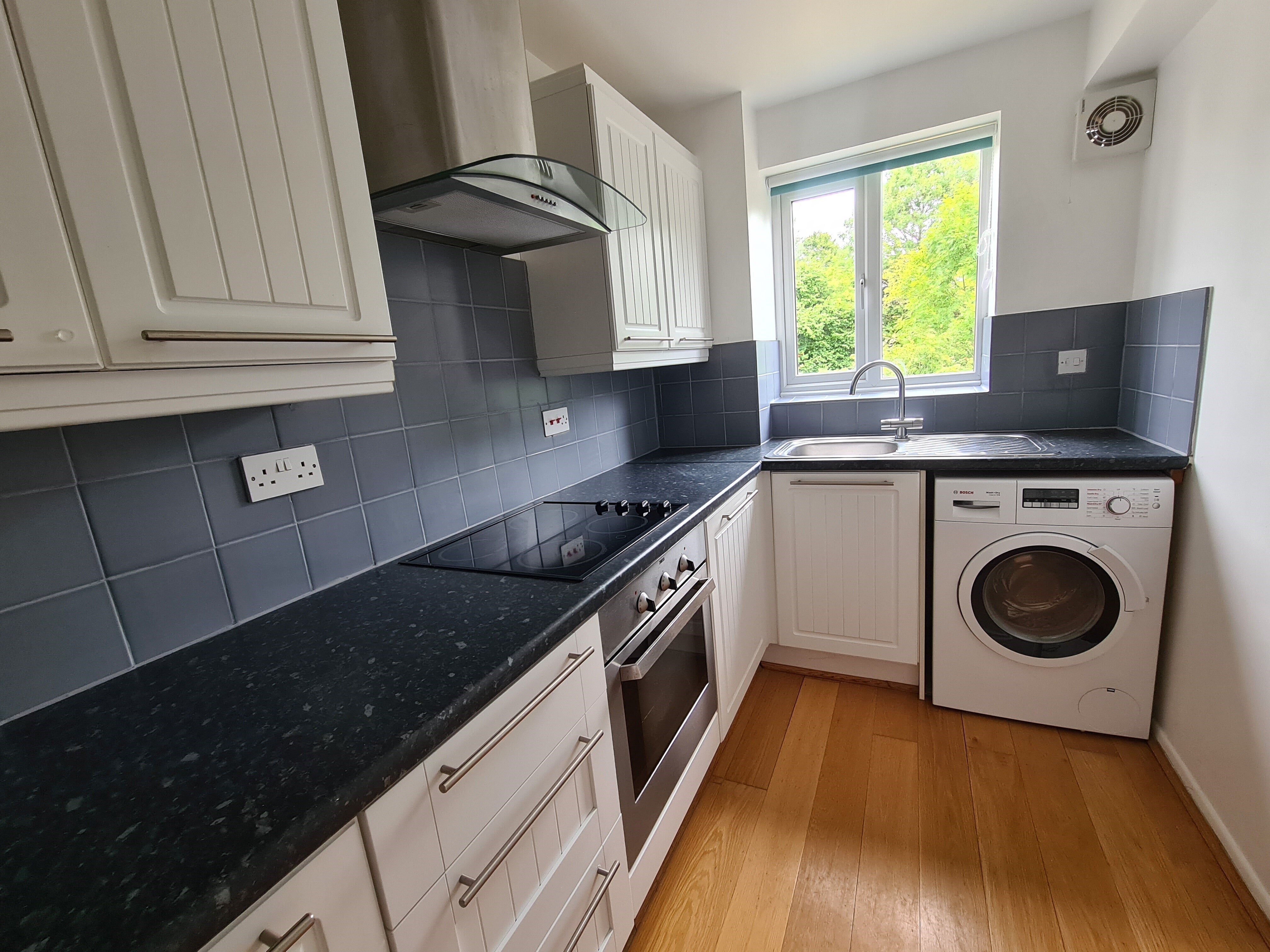Flat Lowestoft Drive in Slough