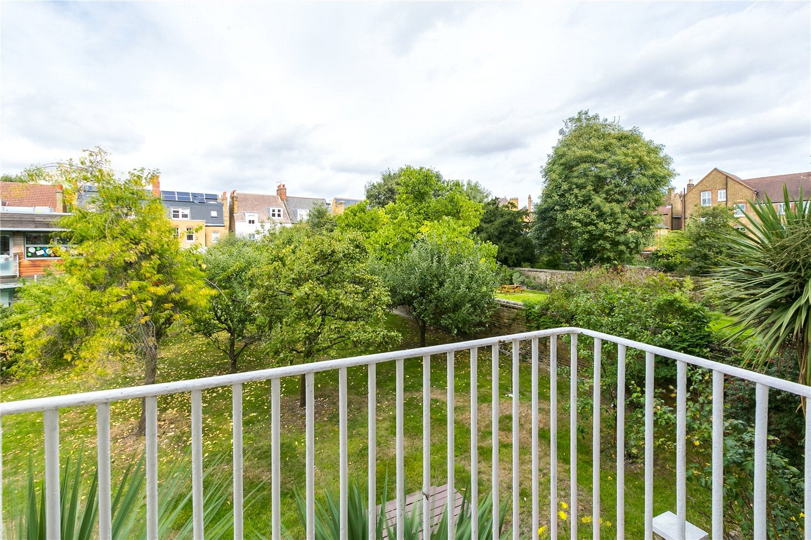 Flat Nightingale Lane in Greater London