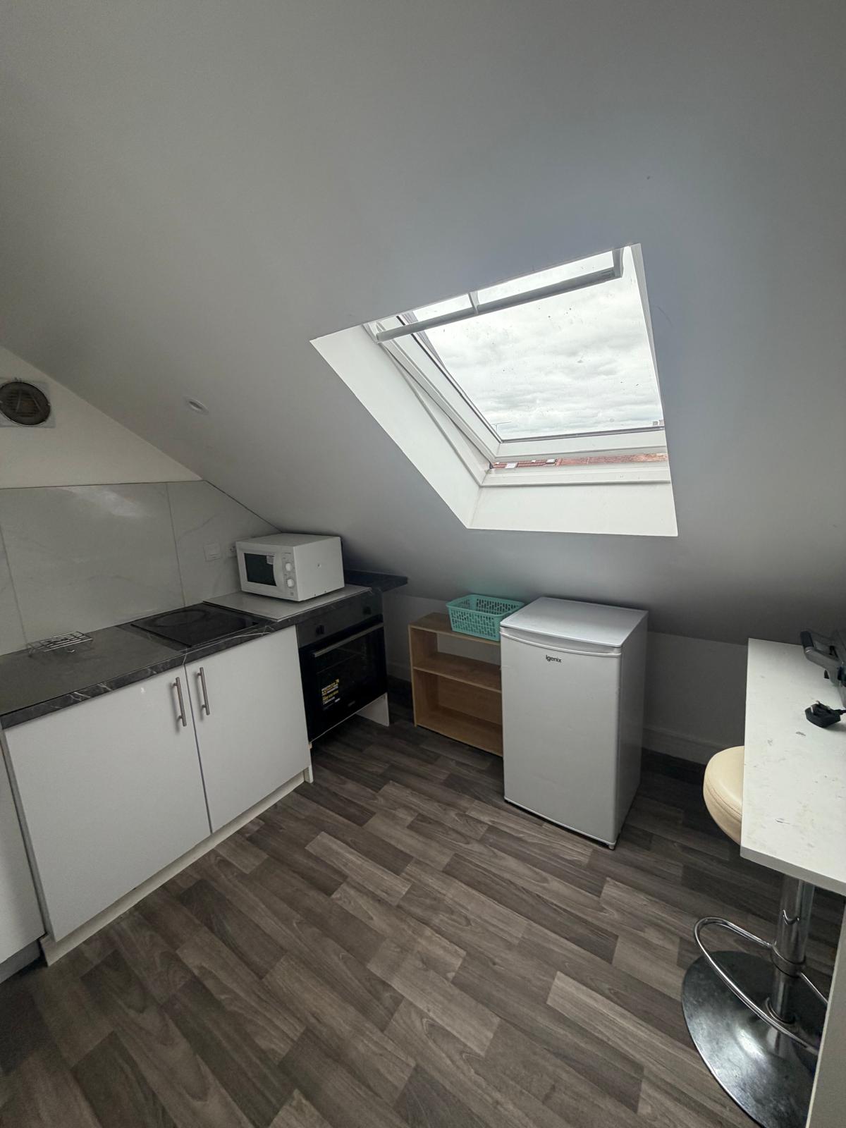 Flat Staines Road in Greater London