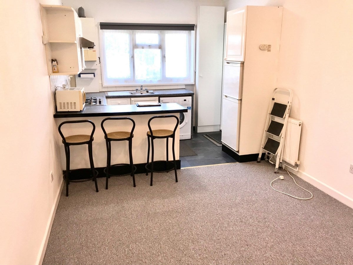 Flat Kenton Road in Greater London