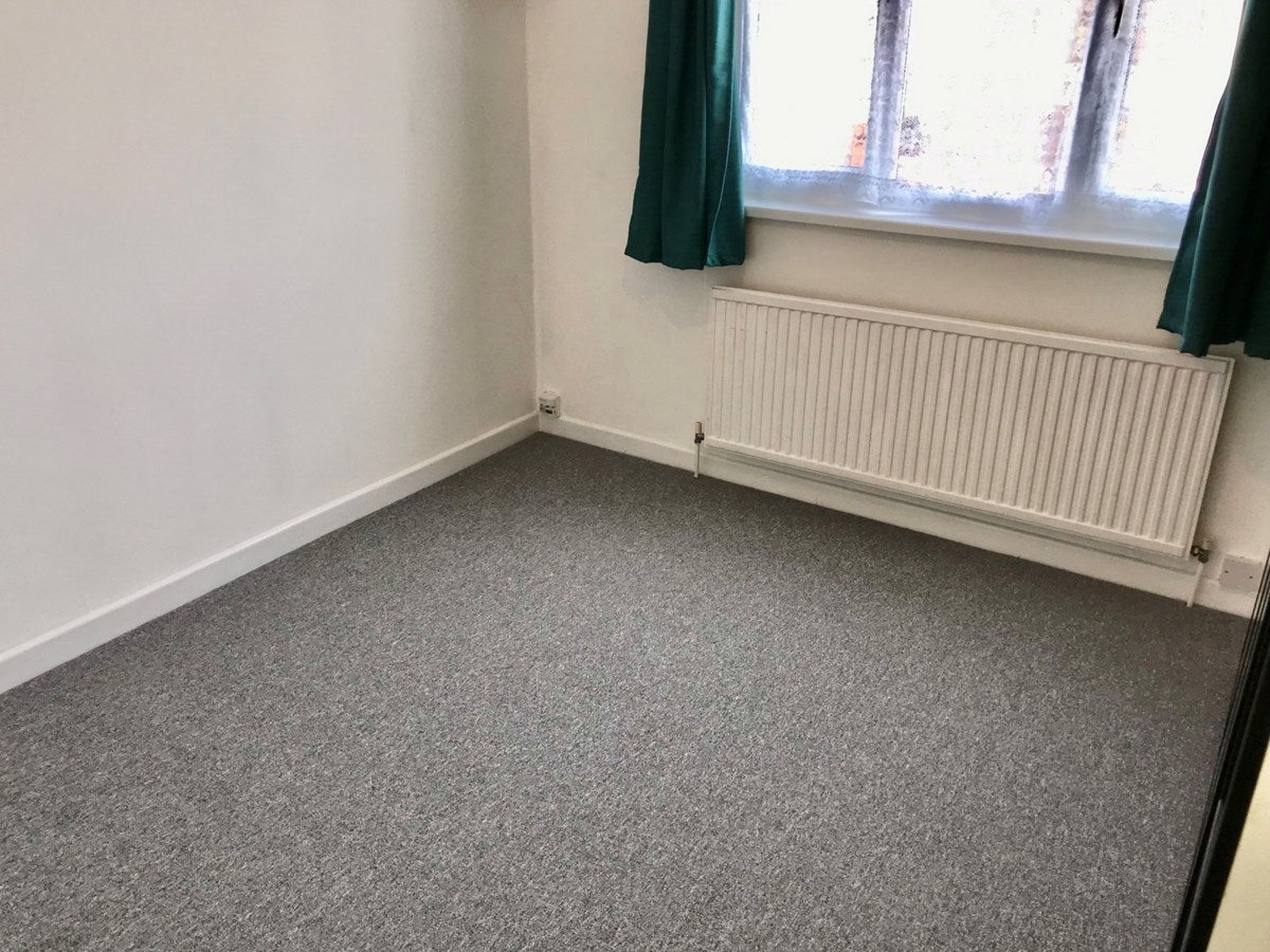 Flat Kenton Road in Greater London