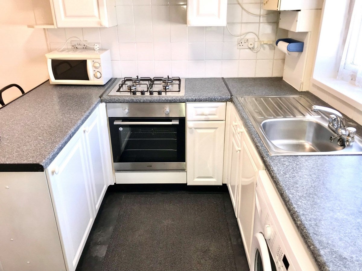 Flat Kenton Road in Greater London