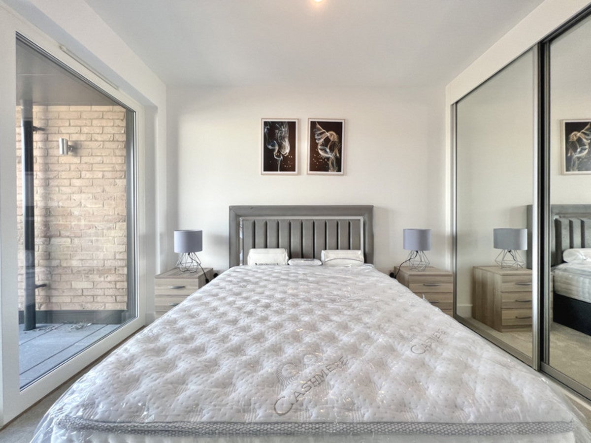 Flat Lismore Boulevard in Greater London