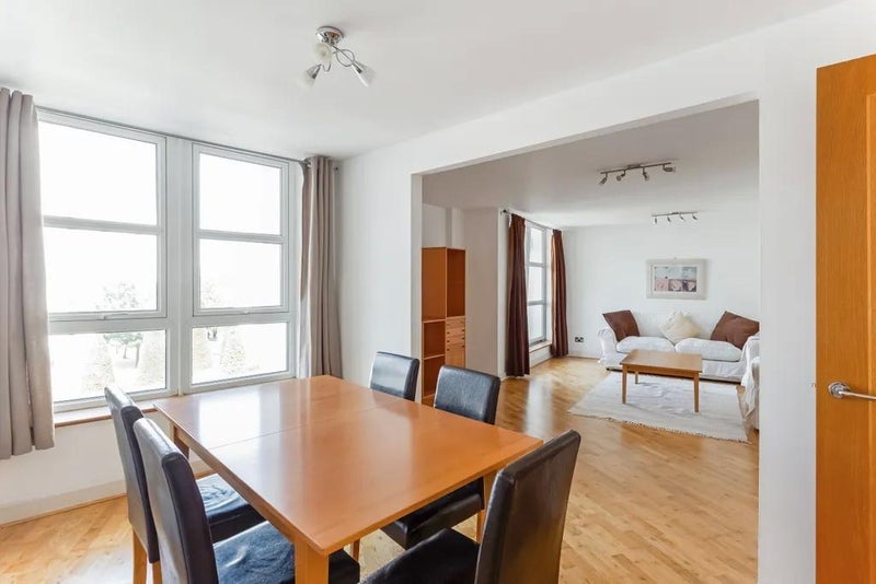 Room Manchester Road in Greater London