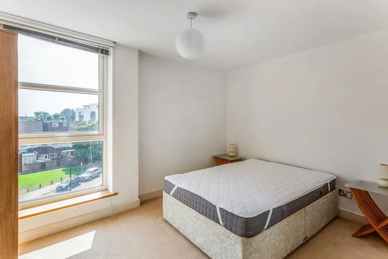 Room Manchester Road in Greater London