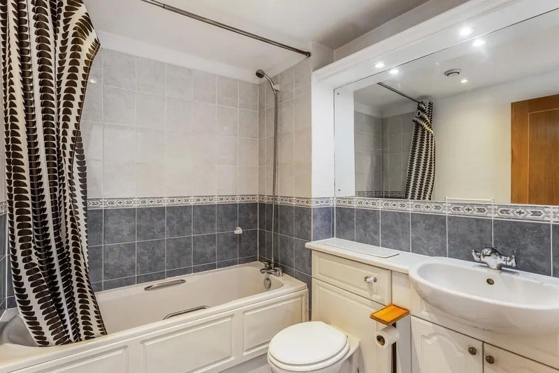 Room Manchester Road in Greater London