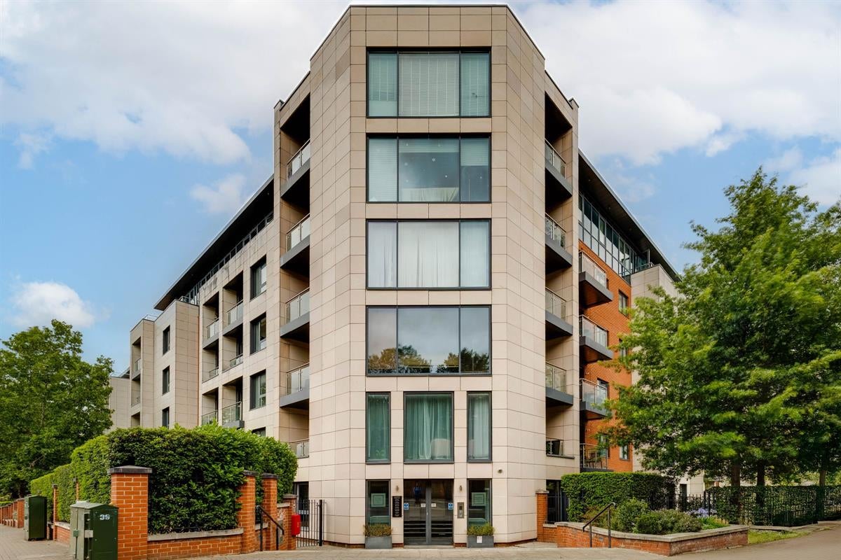 Flat Putney Hill in Greater London