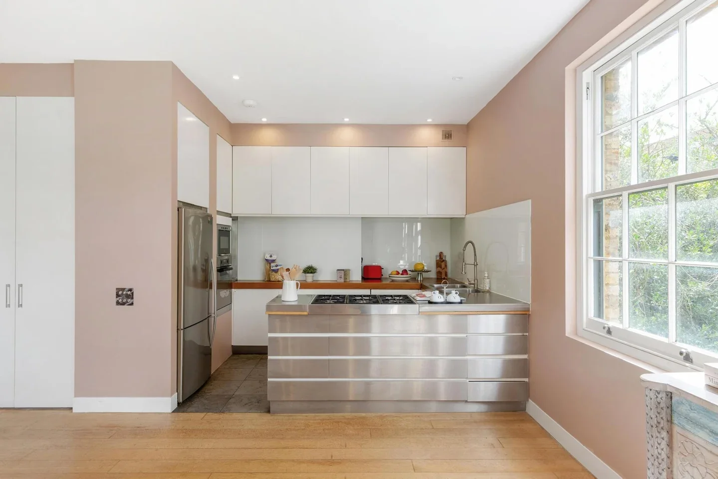 Flat Grove Lane in Greater London