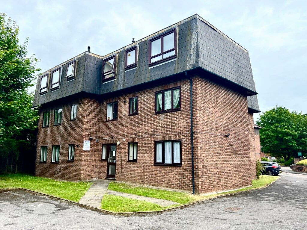 Flat Victoria Avenue in Surrey Heath