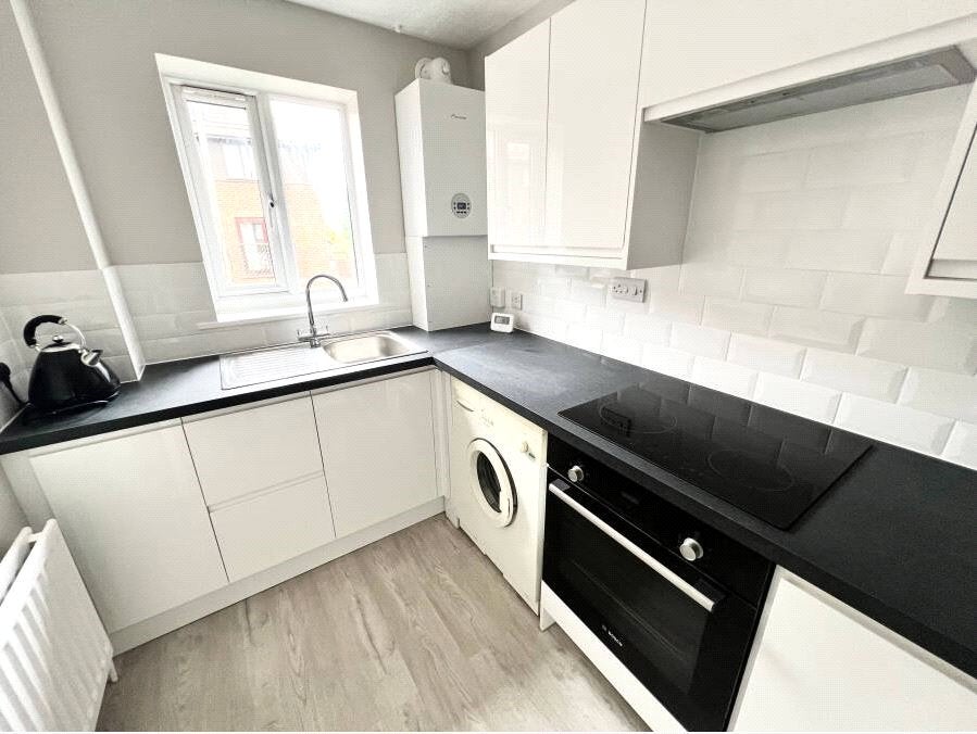 Flat Victoria Avenue in Surrey Heath