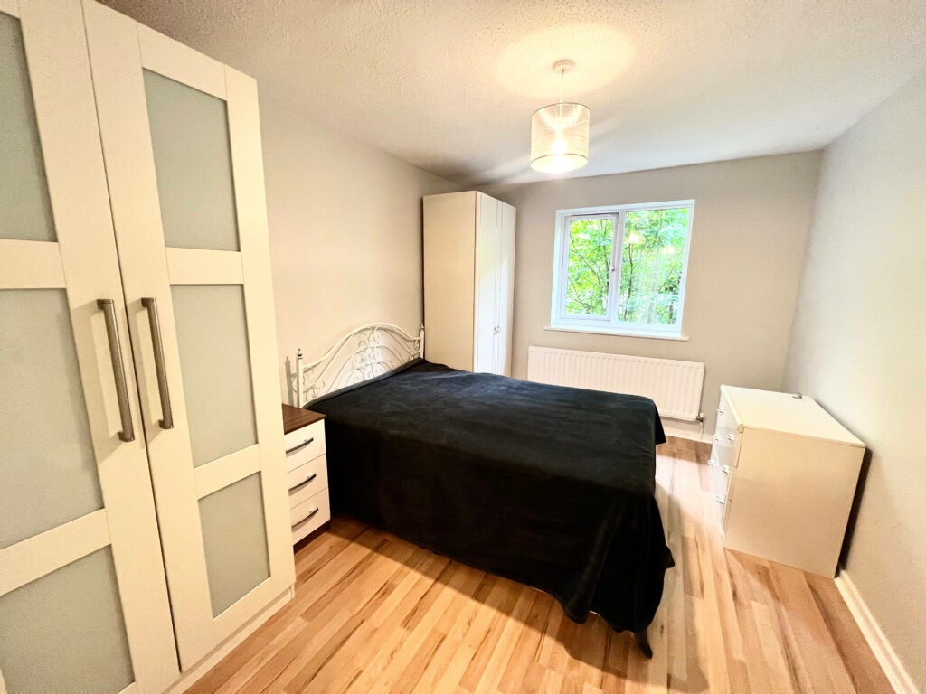 Flat Victoria Avenue in Surrey Heath