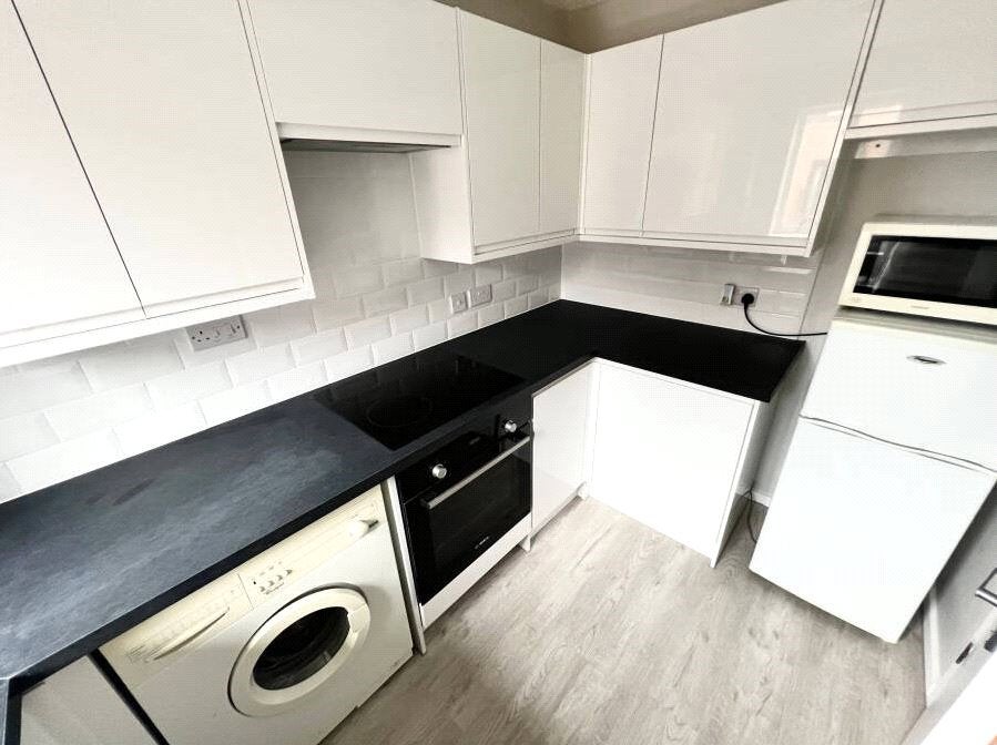 Flat Victoria Avenue in Surrey Heath