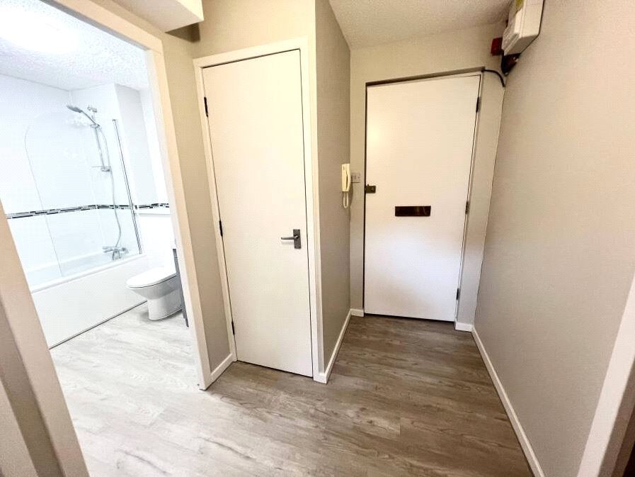Flat Victoria Avenue in Surrey Heath