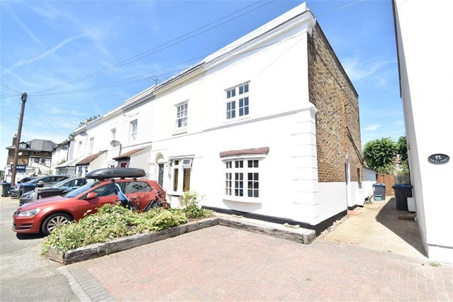 House Cleaveland Road in Greater London