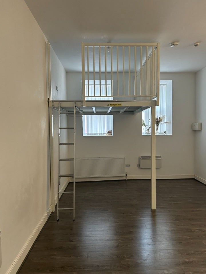 Flat Rhodes Street in Royton