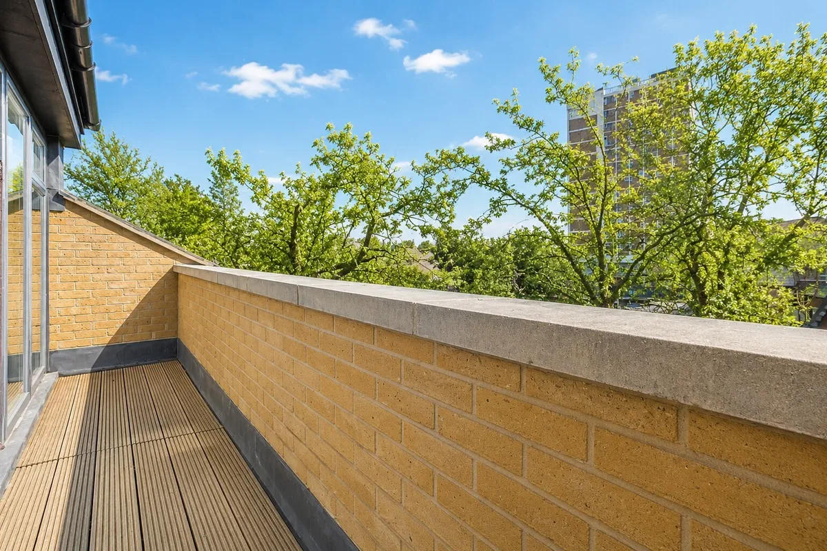 Flat Courland Grove in Greater London