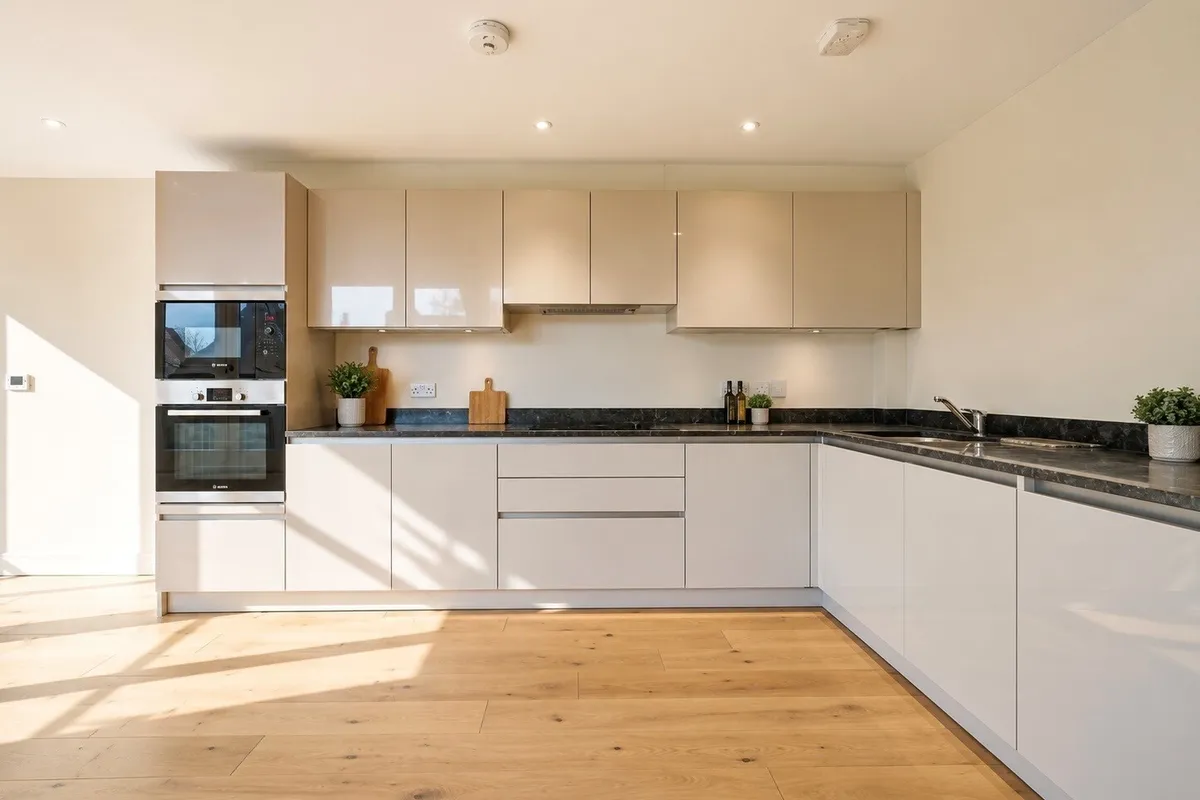 Flat Courland Grove in Greater London