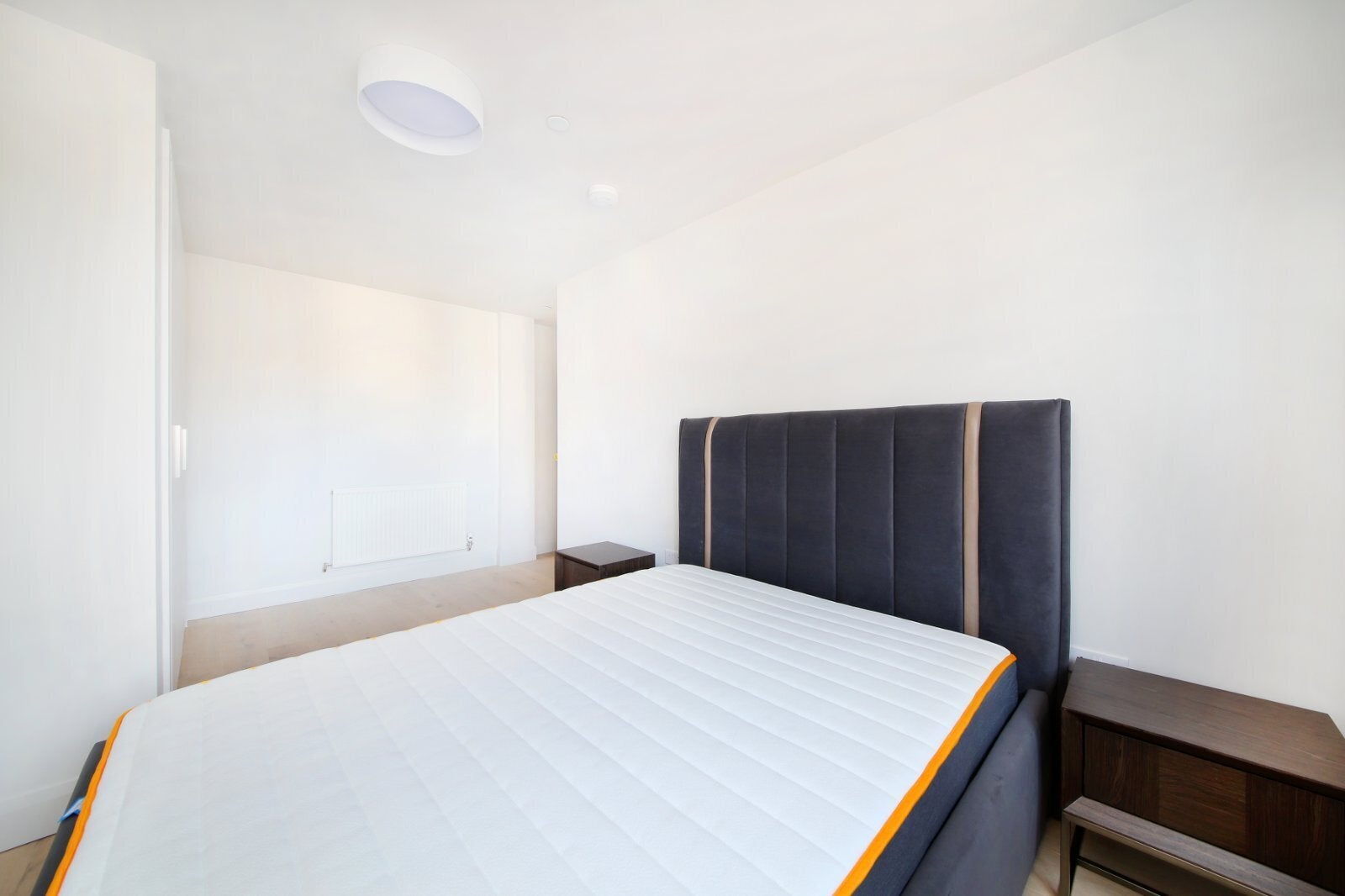 Flat Clapham High Street in Greater London