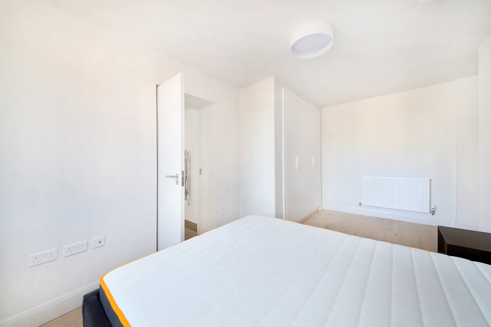 Flat Clapham High Street in Greater London