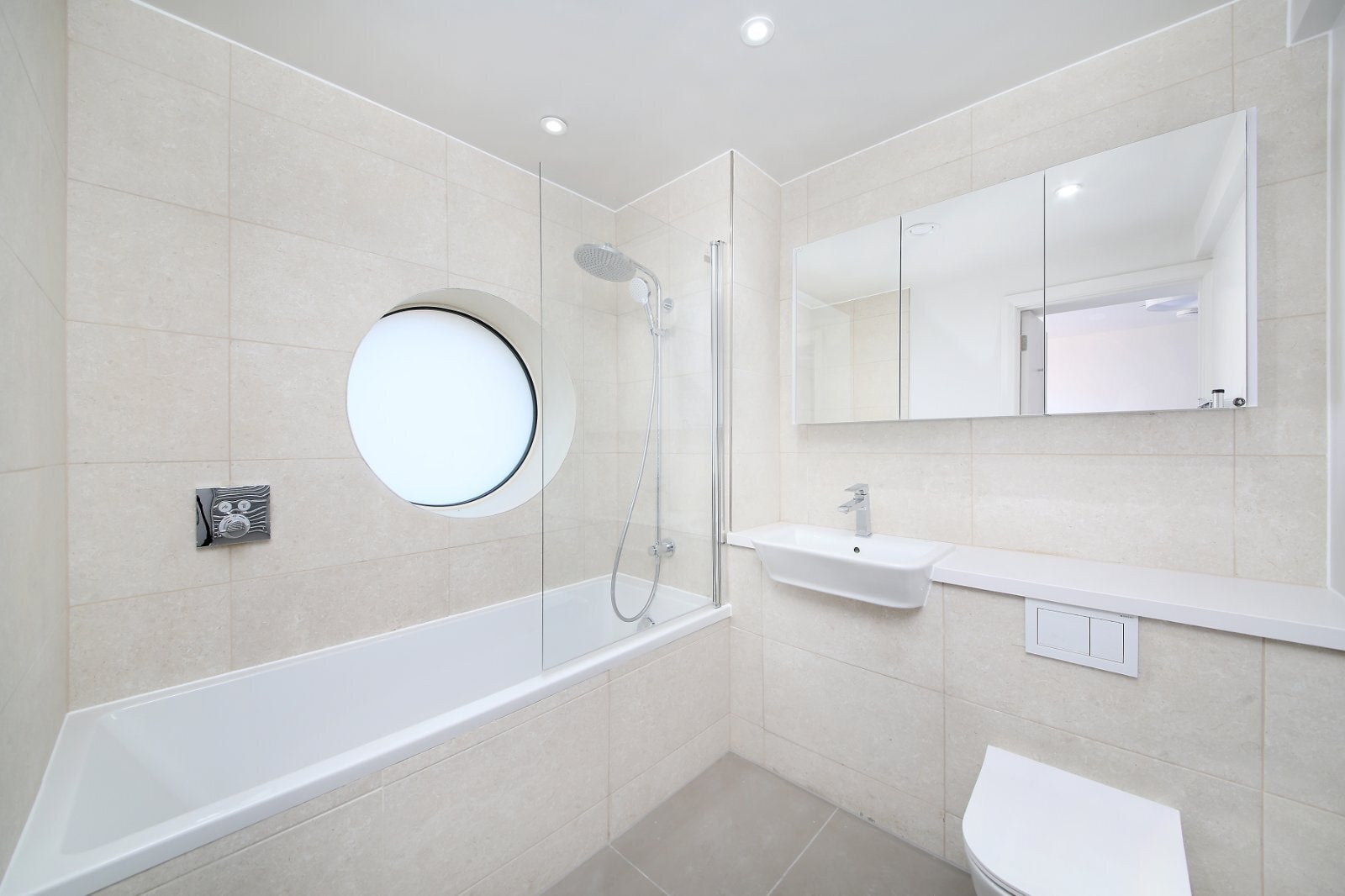 Flat Clapham High Street in Greater London