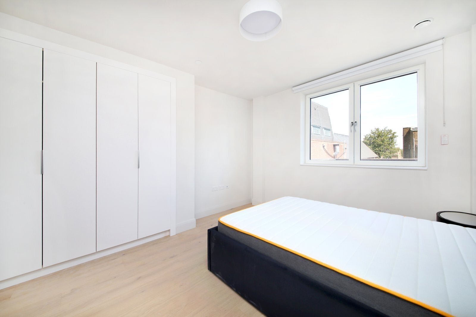 Flat Clapham High Street in Greater London